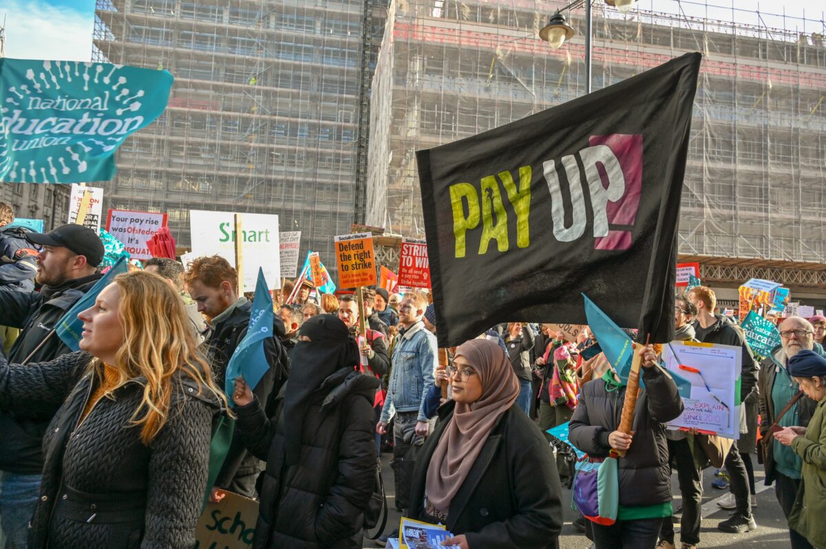 Strike Laws The anti-strike law cuts 5.5 million workers’right to strike in the UK ...